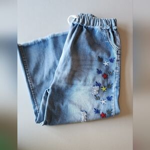Embroidered Blue Cropped Jeans